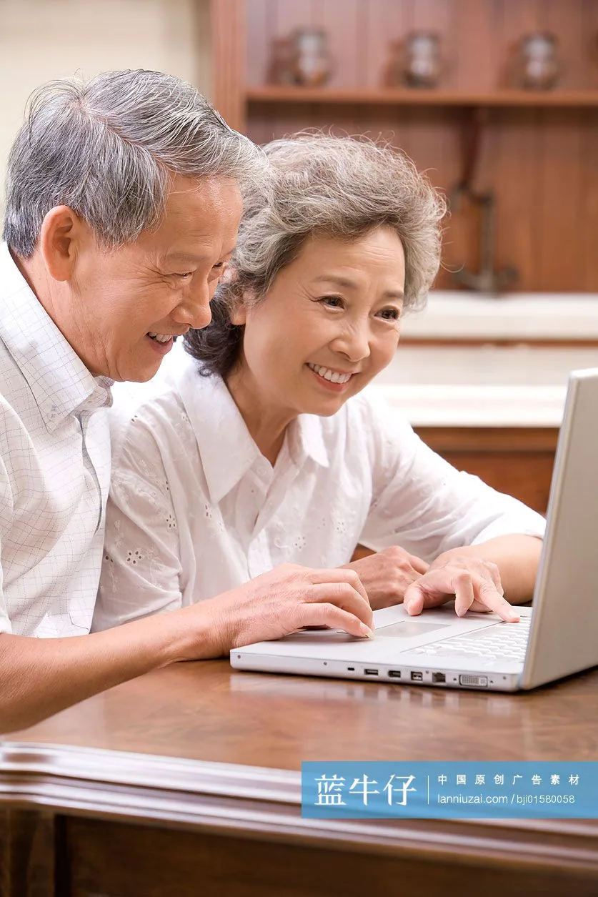 長者在每週電腦課上學習使用電腦