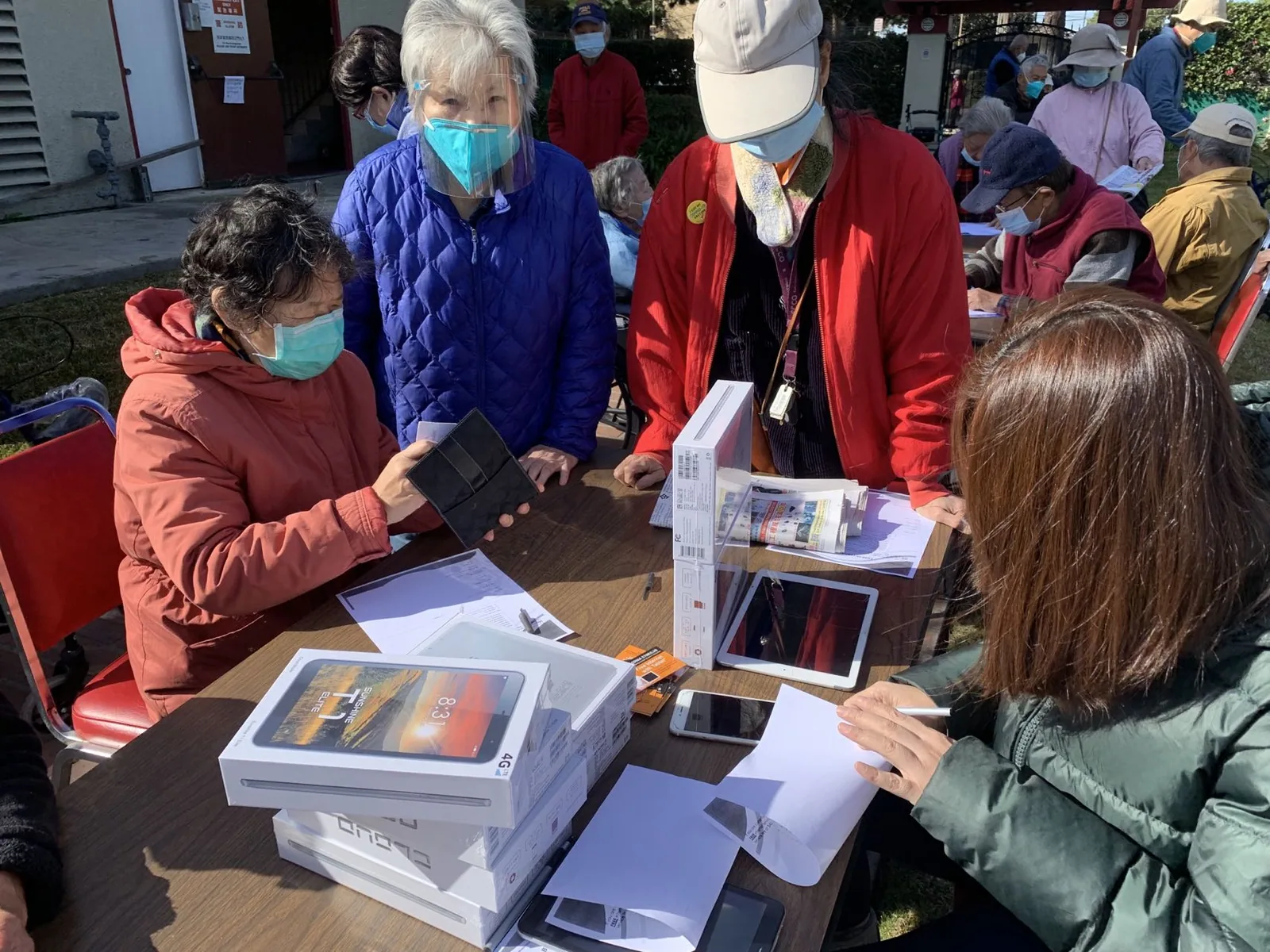金齡新村住戶參加戶外服務活動，在服務桌前交流
