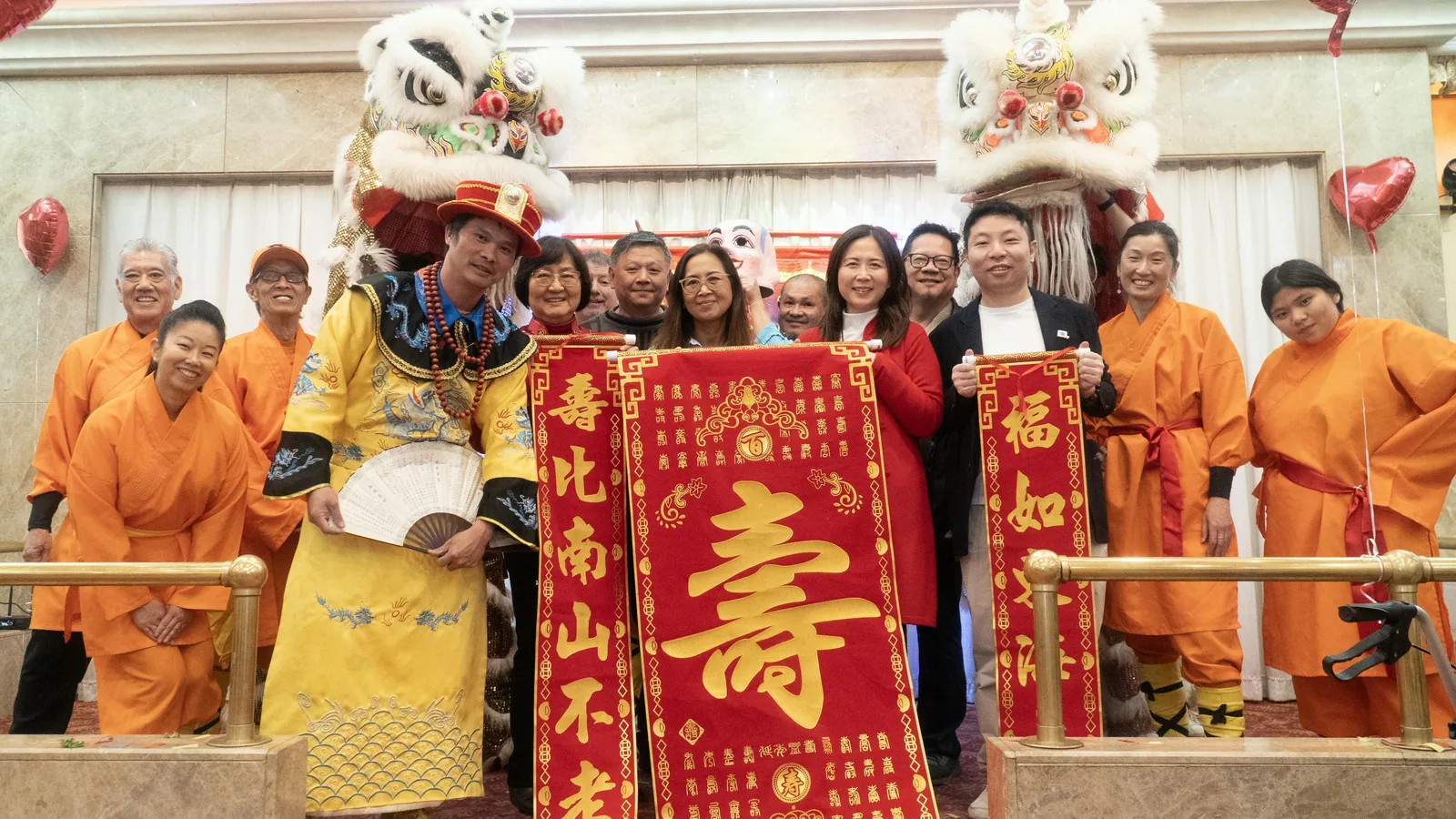 節慶活動合影:表演者與來賓在舞獅及「壽比南山」賀軸前合照