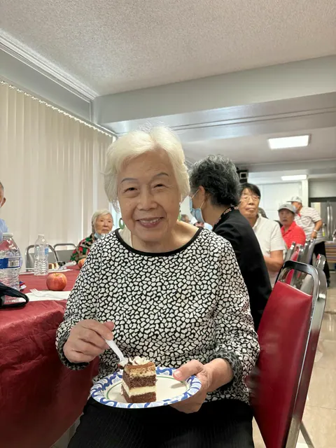住戶微笑著享用生日蛋糕