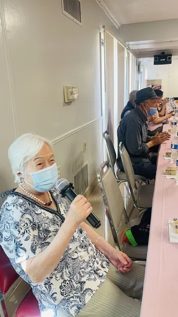 住戶手持麥克風分享