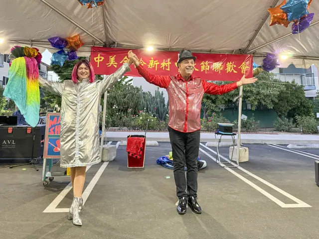 魔術表演者向觀眾謝幕