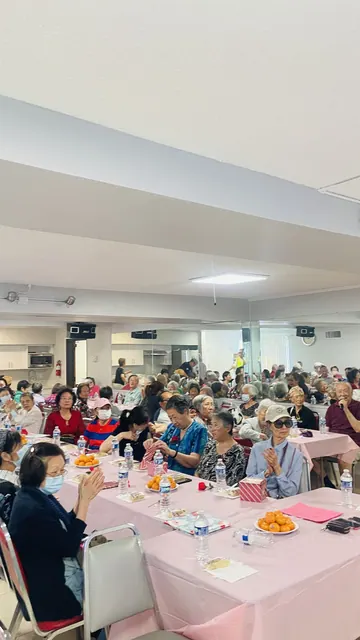 生日會現場，住戶圍坐用餐