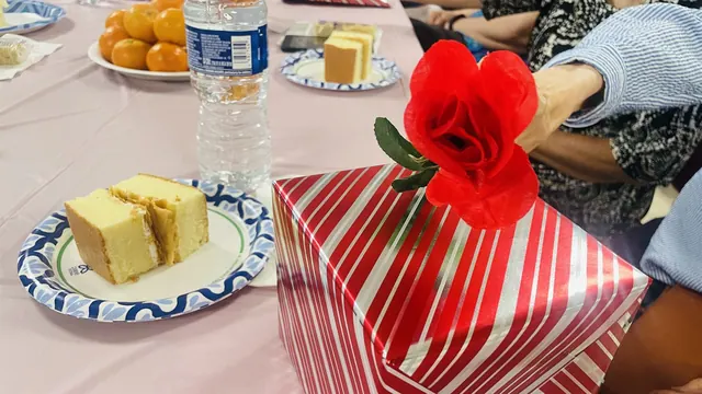 桌上的蛋糕、水果與紅花裝飾