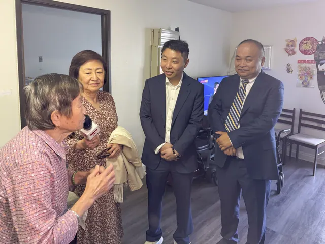 嘉賓與住戶在房間內交談
