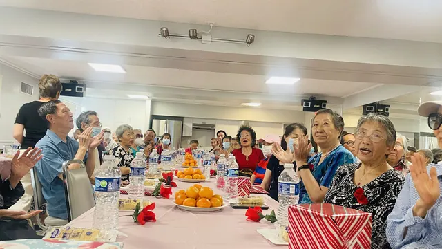 住戶在生日會上鼓掌同樂