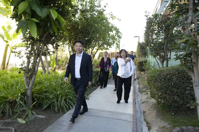 嘉賓沿園區花園小徑參觀