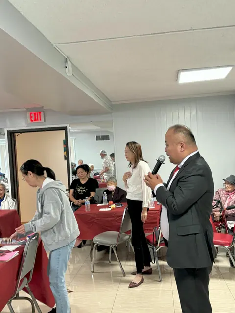 來賓持麥克風在生日會上致詞