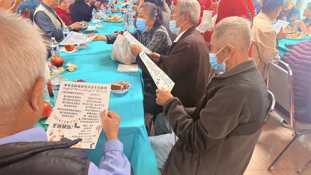 住戶手持歌詞單一同歡唱
