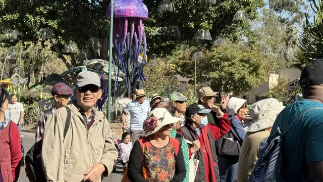 遊客走過大型水母花燈裝置