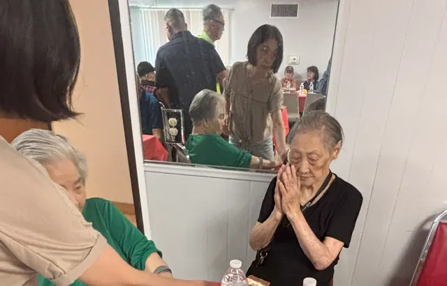 工作人員與住戶在生日會現場親切互動