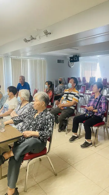 長者們坐在活動室內聆聽講座