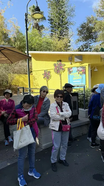 住戶在園區建築前等候