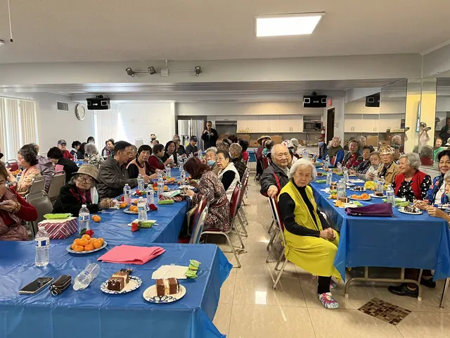 生日會餐桌上擺滿蛋糕與橘子,住戶歡聚一堂