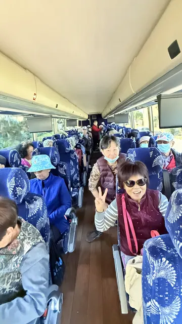 住戶乘坐巴士前往動物園