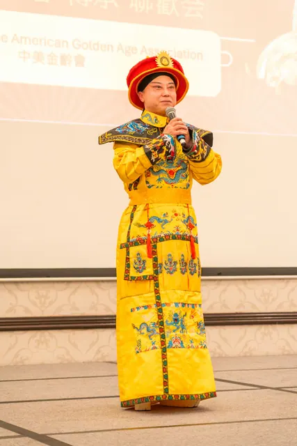 身著傳統戲服的表演者演唱