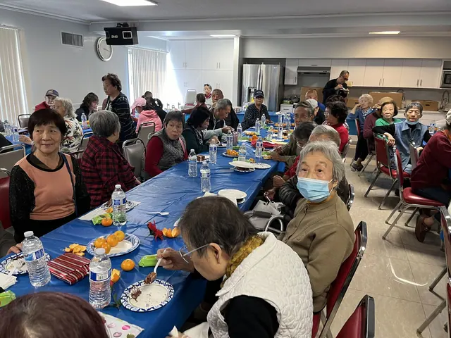 住戶在生日會上享用蛋糕和新鮮水果