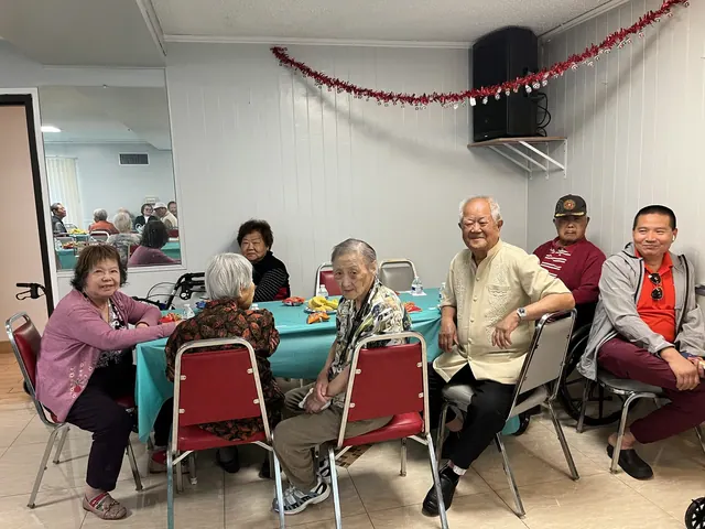 住戶圍坐餐桌參加生日聚會合影