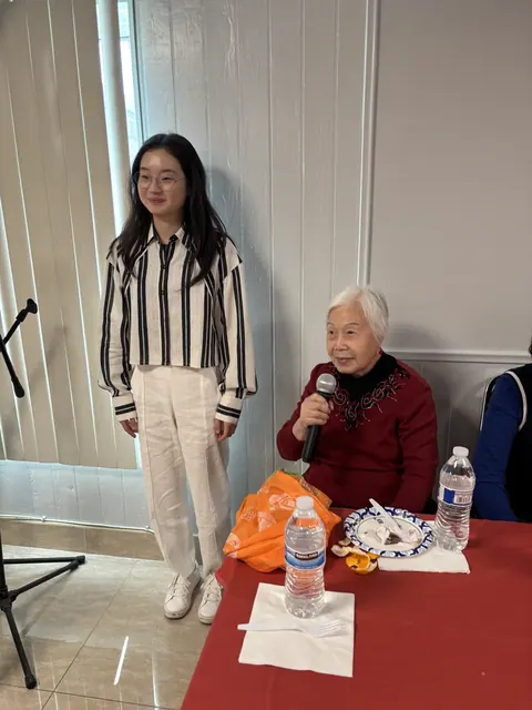 住戶在生日會上手持麥克風發言