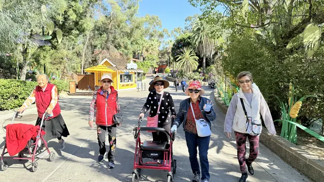 住戶們沿園區步道前行