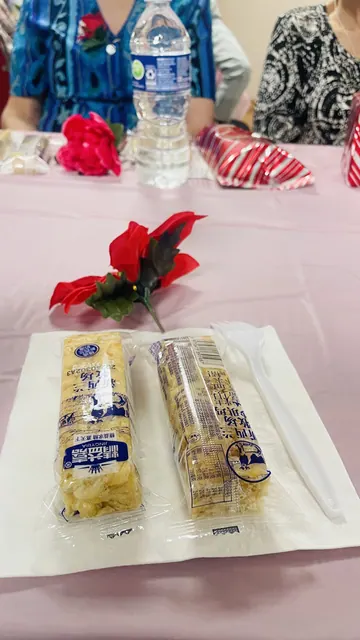 桌上的點心與紅花