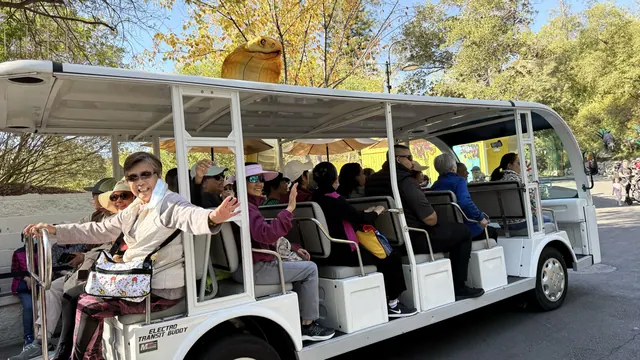 住戶乘坐園區遊覽車揮手