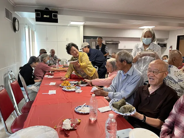 住戶圍坐長桌享用粽子和點心