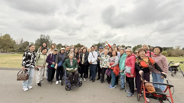春遊隊伍在草坪步道前的團體合影