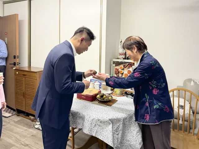 住戶與來賓分享中秋點心