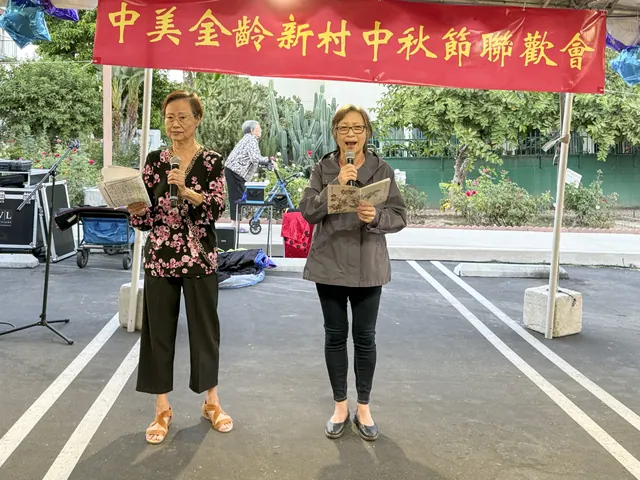 兩位主持人在晚會現場開場