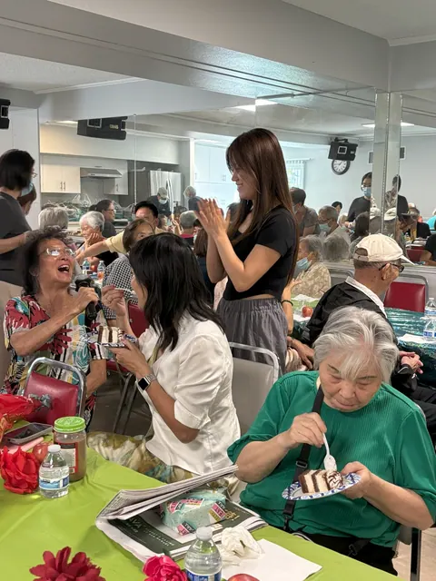 住戶在生日會上享用蛋糕,現場氣氛熱鬧