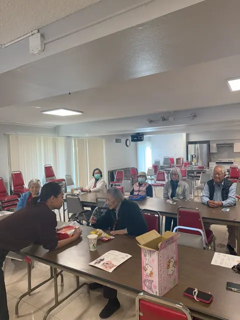 住戶圍坐活動室參加講座