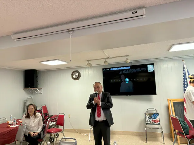 來賓在活動現場持麥克風發言