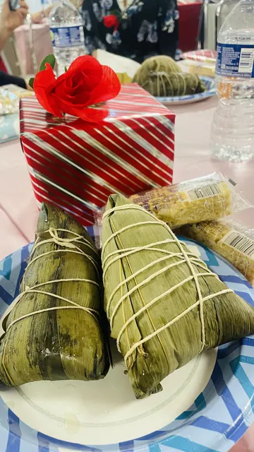 盤中的粽子與節日禮盒