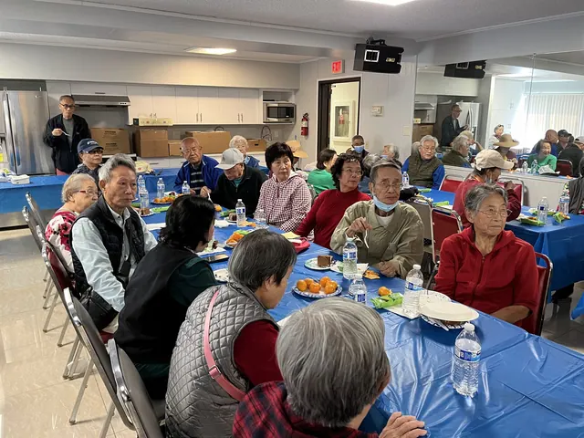住戶們在生日會上共享美食