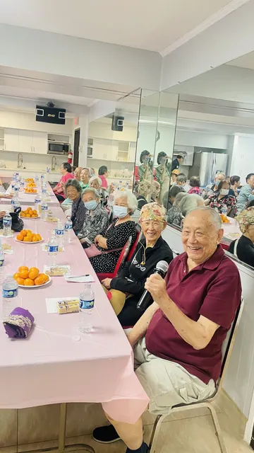 住戶手持麥克風歡笑互動