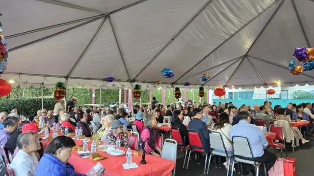 長者住戶與來賓在帳篷下歡聚用餐