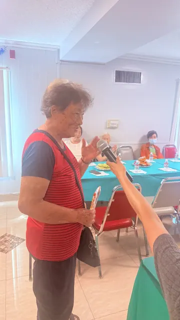 住戶手持麥克風發言
