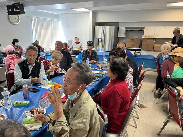 住戶在生日會餐桌旁用餐交流