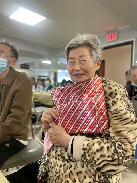 住戶手持禮物在生日會上留影
