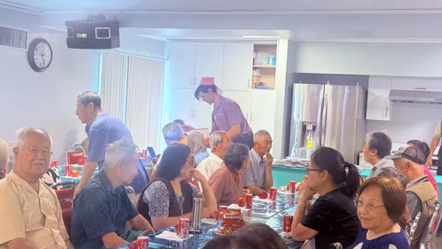 住戶在活動大廳參加生日會