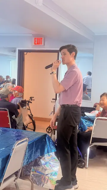講師手持麥克風與住戶互動
