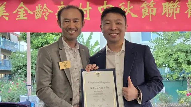 蒙市副市長吳紹榮頒發表彰證書