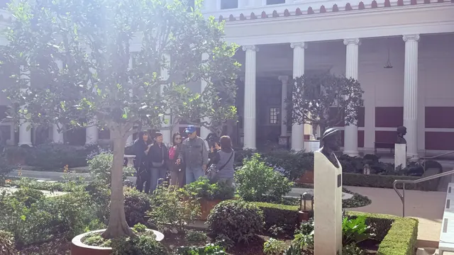 住戶在博物館庭園綠蔭間遊覽