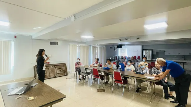 講者手持麥克風與在座長者互動