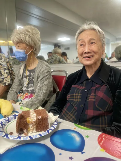 住戶與生日蛋糕合影