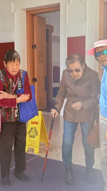 長者們在館外結伴同行