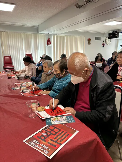 住戶專心在紅紙上書寫新年福字