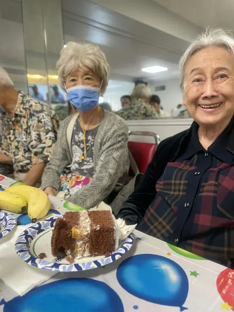 住戶歡聚享用生日蛋糕