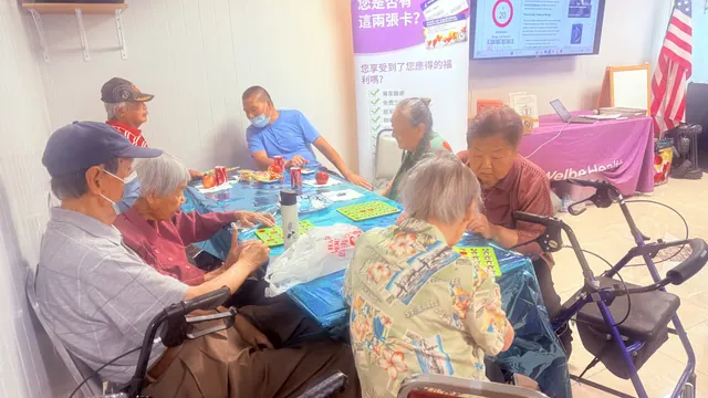 住戶圍坐餐桌玩 Bingo 遊戲